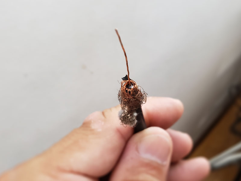 アンテナケーブルの加工不良