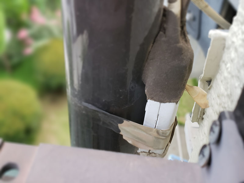 屋外に設置された屋内用分配器