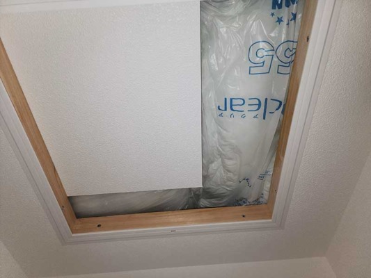 ふたを閉めるときは断熱材をしっかり戻す