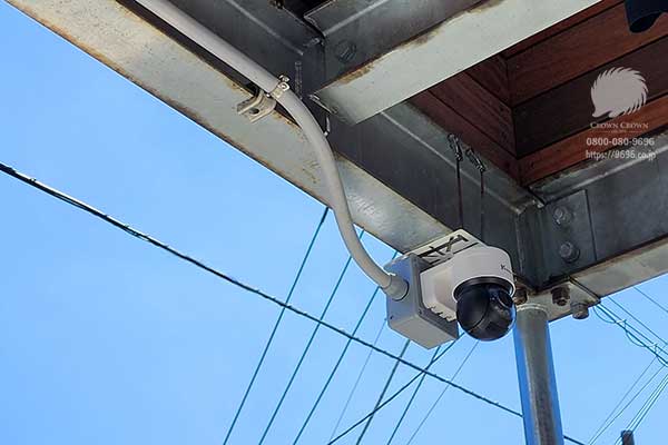 車庫周りの監視をする防犯カメラ